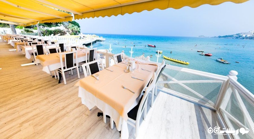 رستوران با چشم انداز دریای هتل